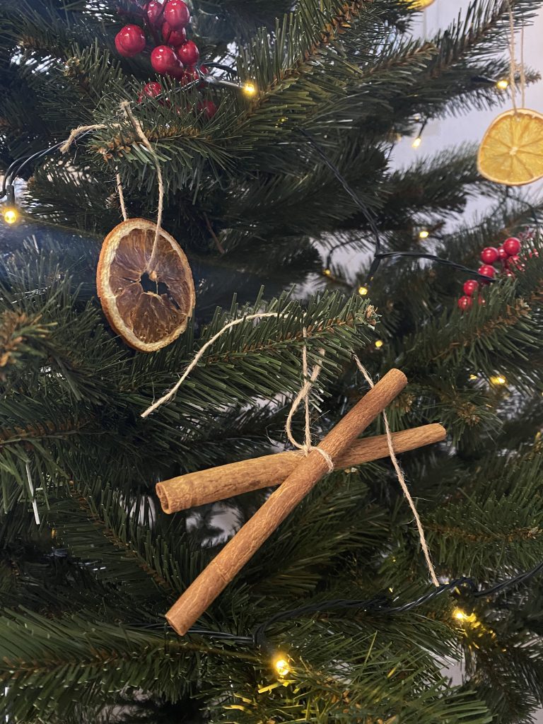 Rama de canela en el árbol de Navidad de la oficina.