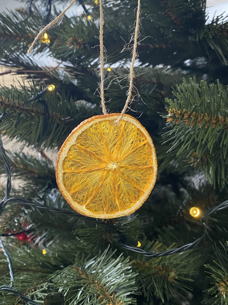 Naranja deshidratada en el árbol de Navidad en la oficina.