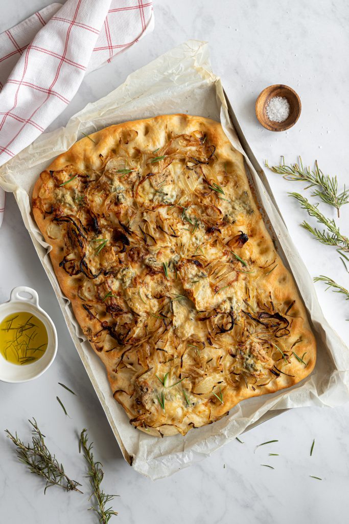 Focaccia de cebolla caramelizada y gorgonzola